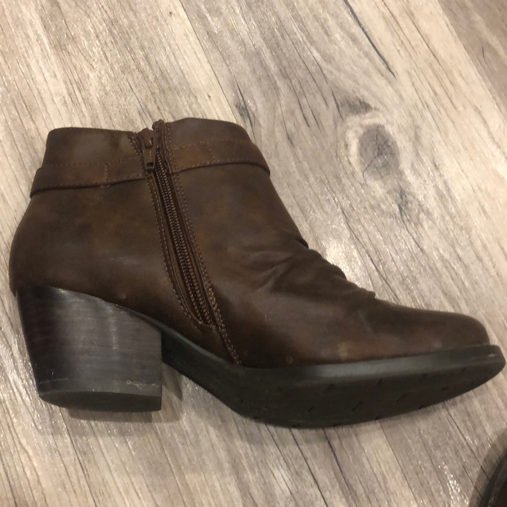 Reduced! Bare traps brown booties size 6.5